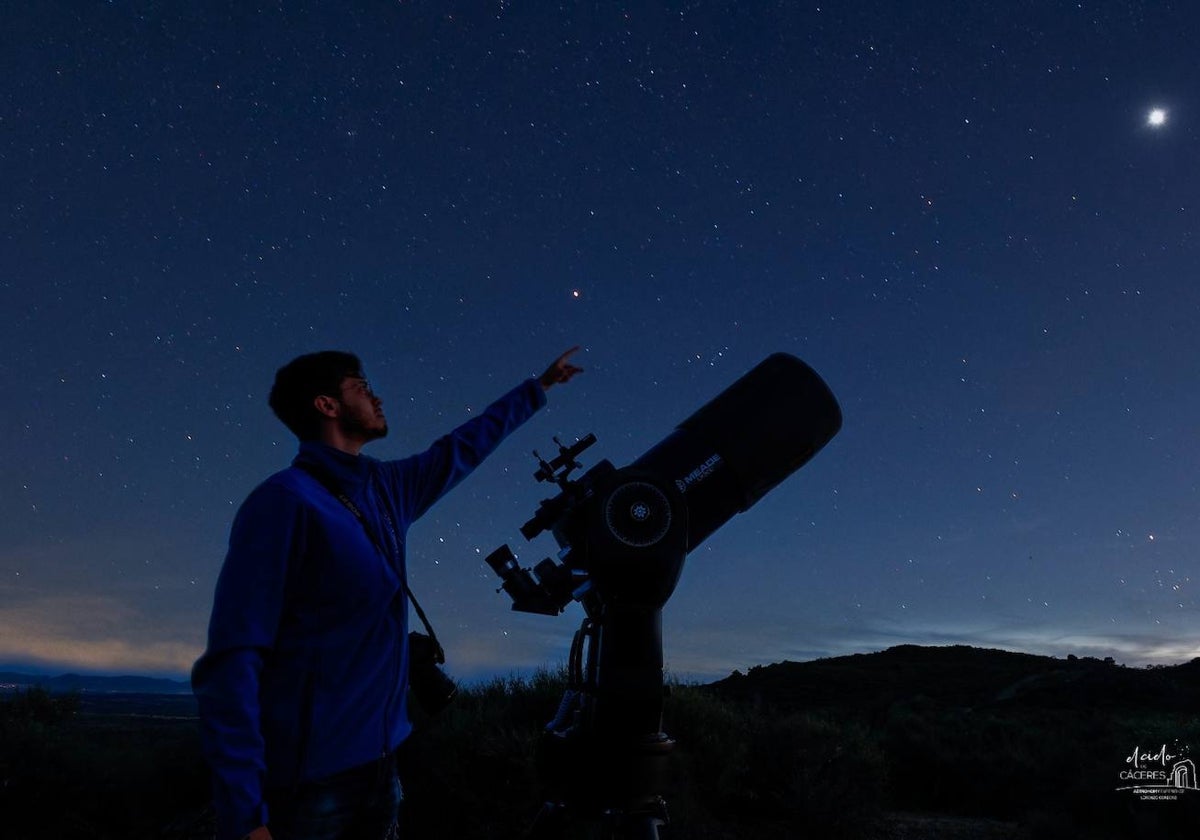 La NASA ha publicado una fotografía del cometa C/23 P1 Nishimura tomada por Sergio Vela.