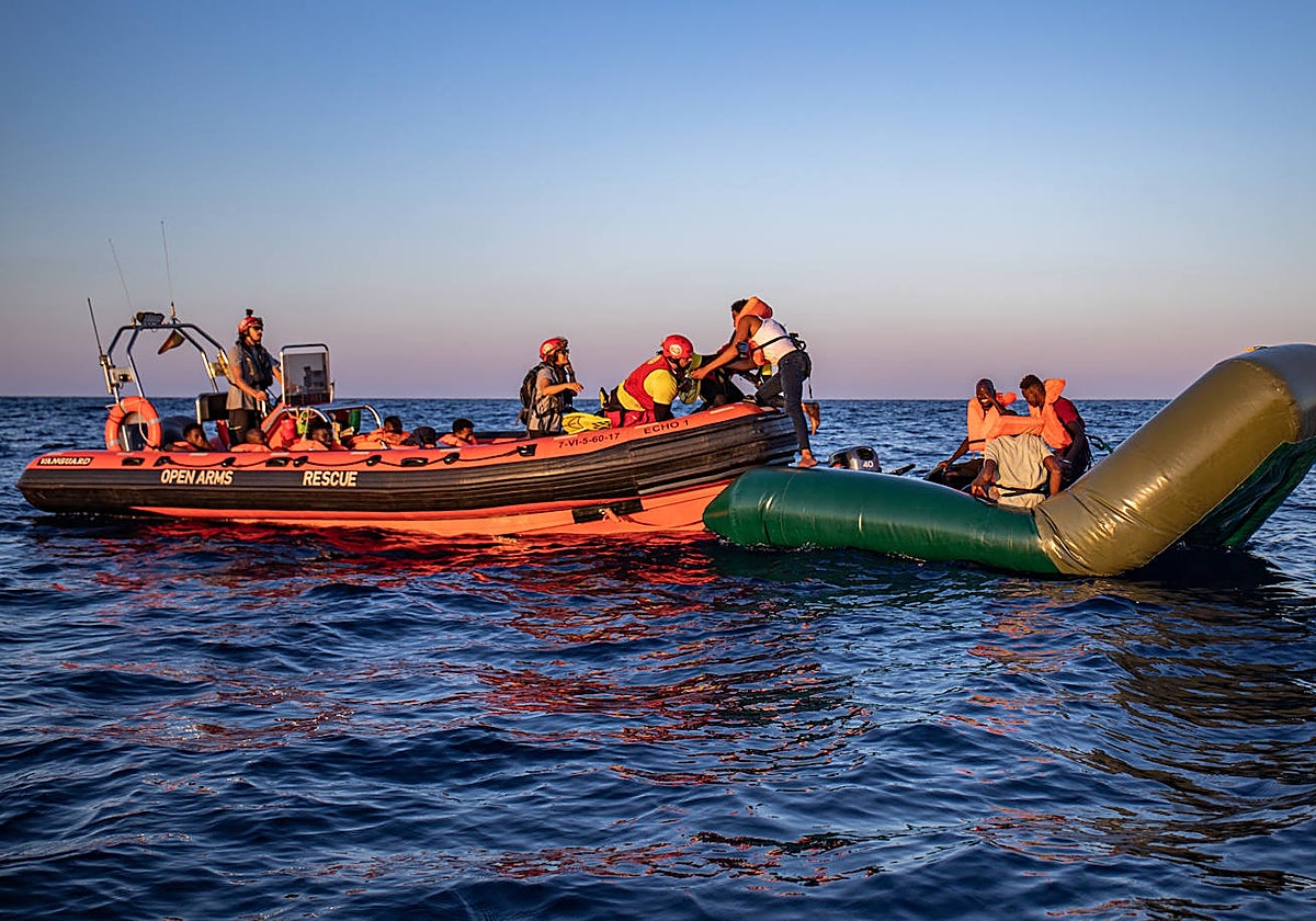 Eduardo (de amarillo y casco rojo), en la embarcación de Open Arms en un rescate.