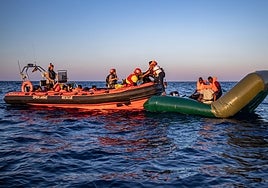Eduardo (de amarillo y casco rojo), en la embarcación de Open Arms en un rescate.