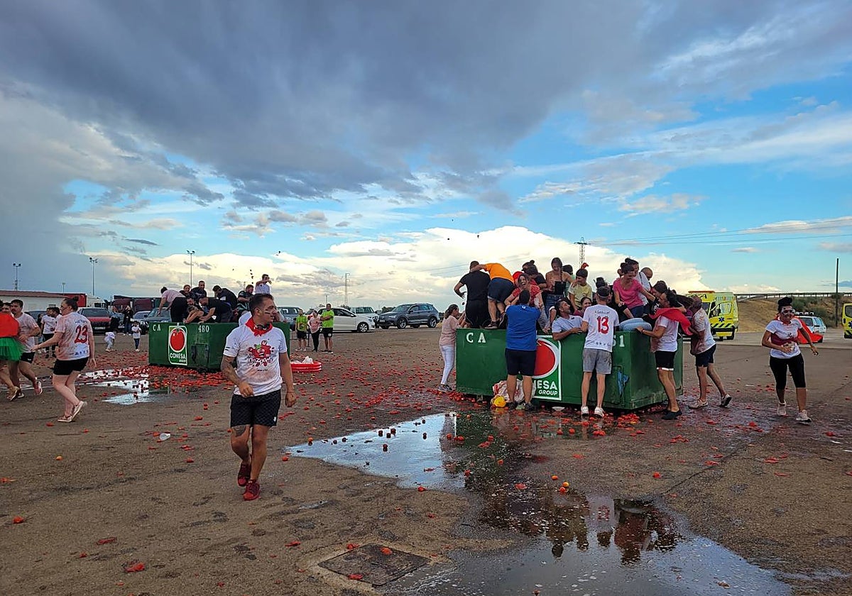 Peñas en plena 'guerra' de tomates en Talavera la Real
