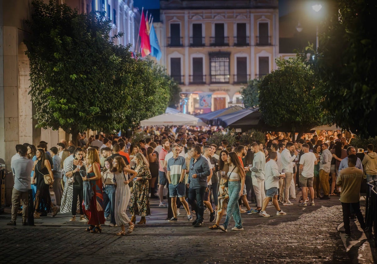 Afluencia de público en la Plaza de España a primera hora de la noche, horas después del aguacero que tuvo lugar por la tarde.