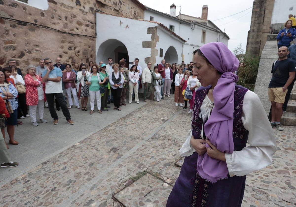 Recreación teatralizada durante una de las visitas de este domingo delante de la ermita de San Antonio, donde estaba la sinagoga de la Judería Vieja de Cáceres.