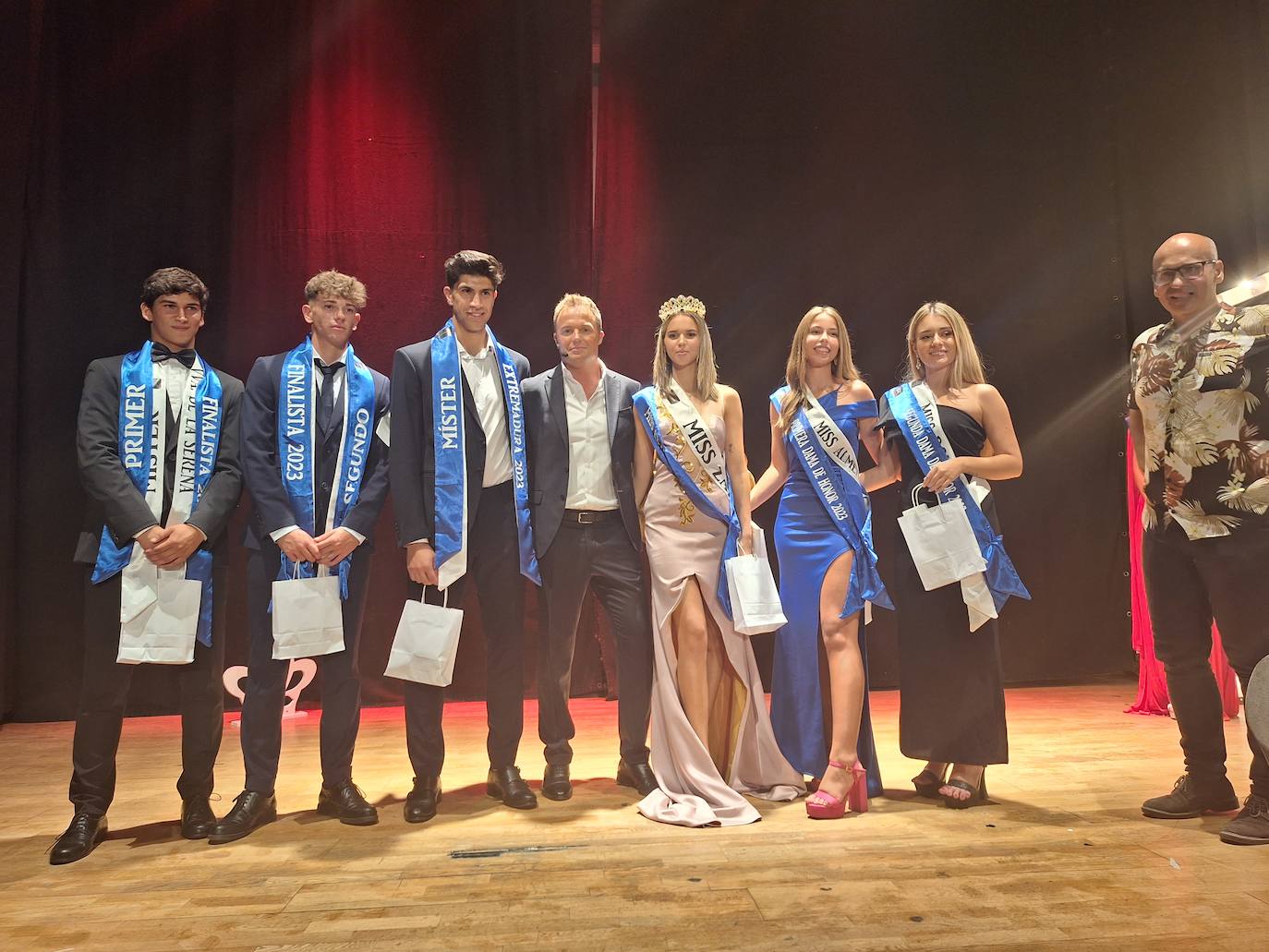 Imagen principal - Arriba, los finalistas junto al presentador y el director del certamen. Abajo, detalle de las bandas que se entregaron y los ganadores, Jairo Martín y Esther Olivera.