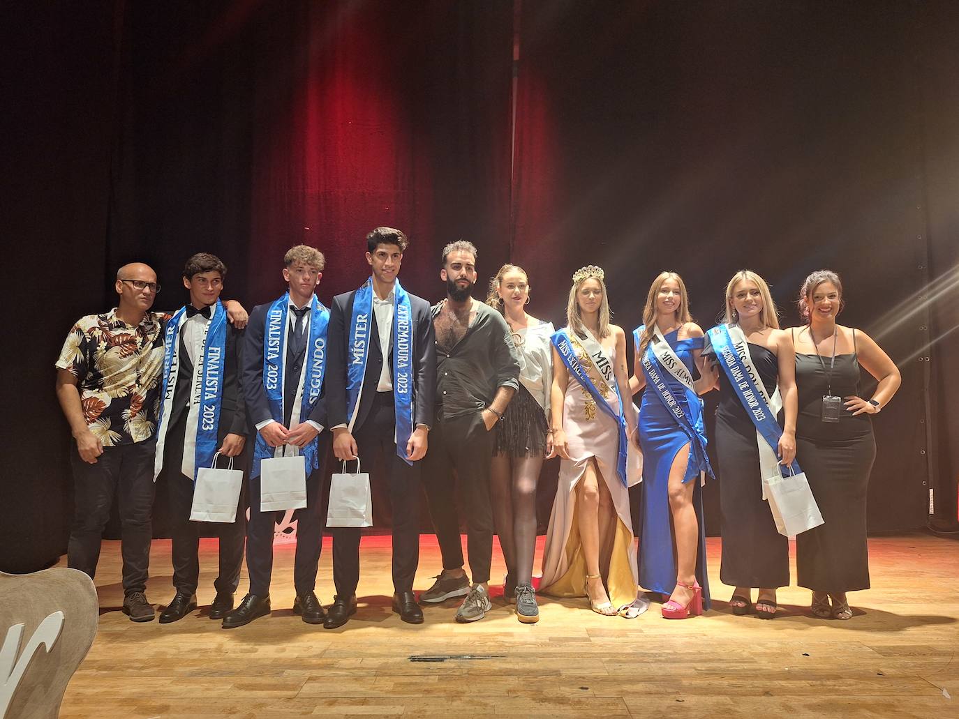 Imagen principal - Arriba, foto de familia de los finalistas junto a los organizadores del certamen. Abajo, momento de las actuaciones de 'Las Seis Lunas' y de Leonardo Dantés.