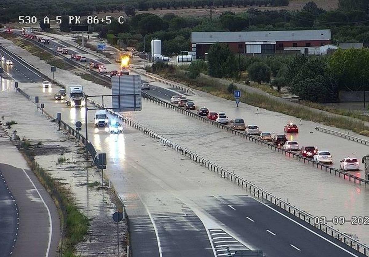 Imagen recogida por las cámaras Tráfico a las 20.30 horas en el kilómetro 86 de la A-5, en la provincia de Toledo.