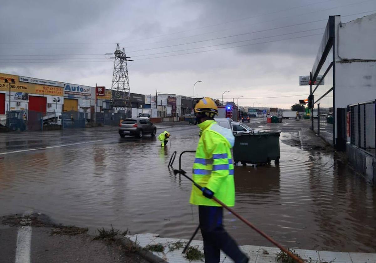 Bomberos de la Diputación de Cáceres achicando agua en Plasencia.