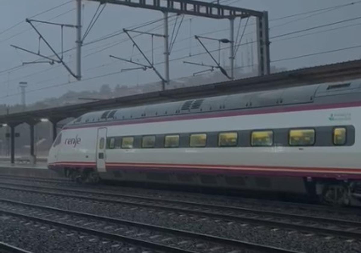 Tren parado en la estación de Puertollano.