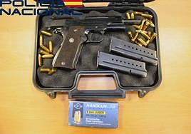 Arma y munición intervenidos por la Policía Nacional.
