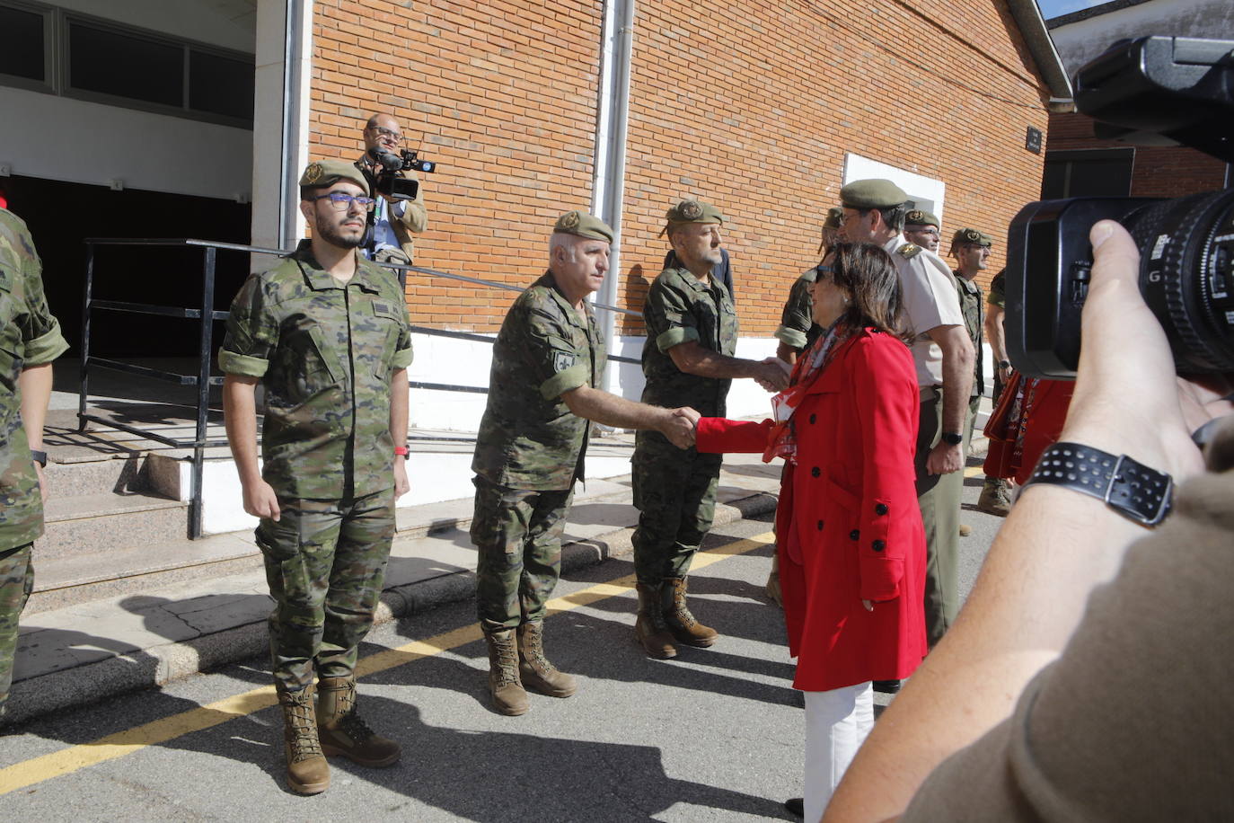 La visita de la ministra de Defensa a Cáceres, en imágenes