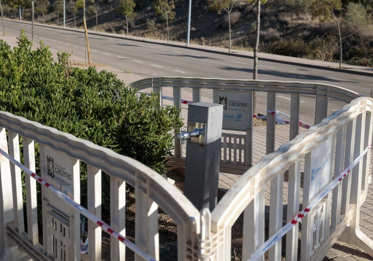 Una de las fuentes clausuradas en la zona de Montesol por presencia de legionela.