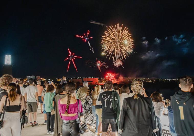 Espectáculo de fuegos artificiales para despedir la Feria de Mérida.