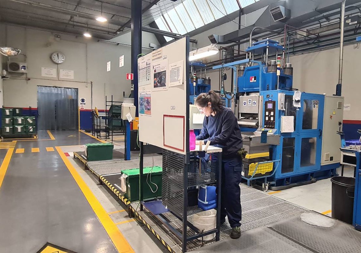 Imagen de archivo de una operaria trabajando en la planta de fabricación de piezas de automóvil de Catelsa Hutchinson en Cáceres.