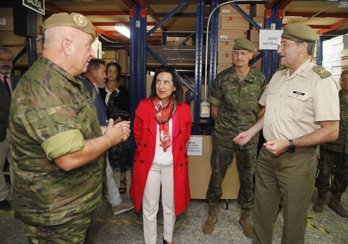 La visita de la ministra de Defensa a Cáceres, en imágenes