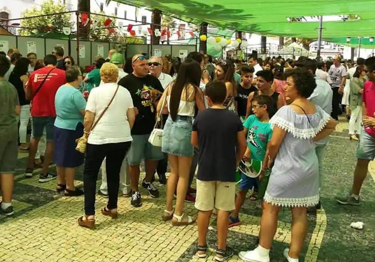 Las casetas de asociaciones han vuelto a montarse en el Paseo Grande, donde discurrirá el día festivo con música hasta la una de la madrugada.