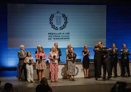 Acto de imposición de medallas a las víctimas de terrorismo en Extremadura