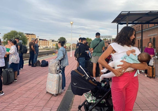 Un bebé de seis meses entre los viajeros que esperan sin información en la estación de Navalmoral de la Mata.