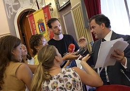 El concejal de Hacienda, Javier Gijón, atiende a los periodistas tras la sesión de pleno extraordinaria de este jueves.