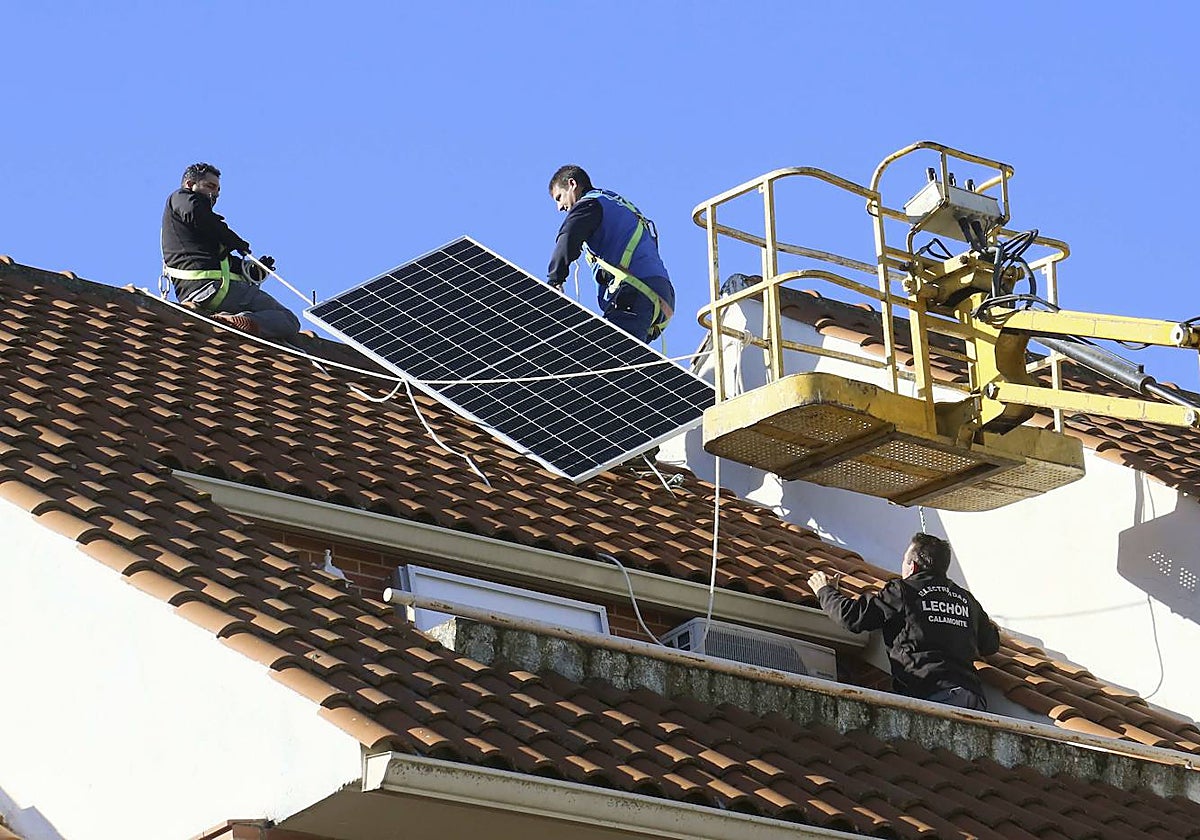 Instalación de placas solares en un edificio residencial.