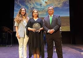 Adoración Gutiérrez (portavoz del PP), Mar Domínguez (directora de HOY) y José María Ramírez (alcalde de Almendralejo).