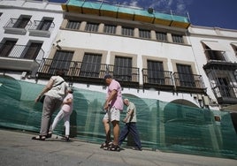 Lonas de obra instaladas en la fachada del centro de mayores de la Plaza.