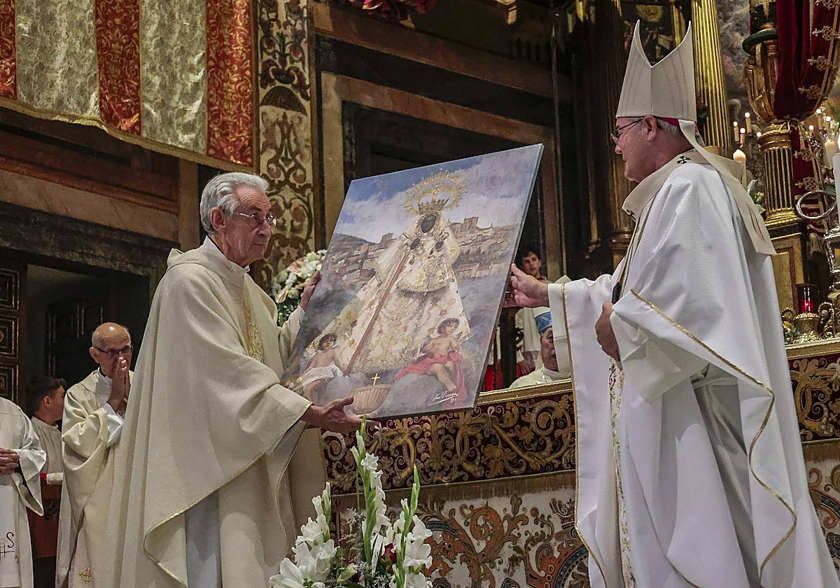 El arzobispo de Toledo, Francisco Cerro Chaves, entregando al guardián del Monasterio de Guadalupe, fray Guillermo Cerrato, una réplica del cuadro que ha regalado a México.