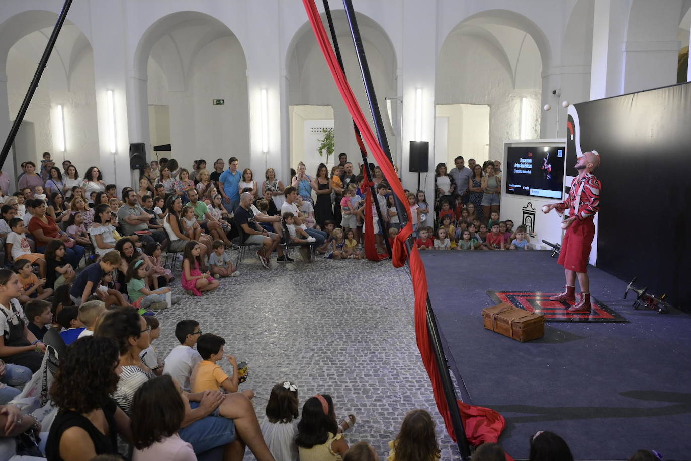 Mercadillo y &#039;breakdance&#039; en el inicio del puente