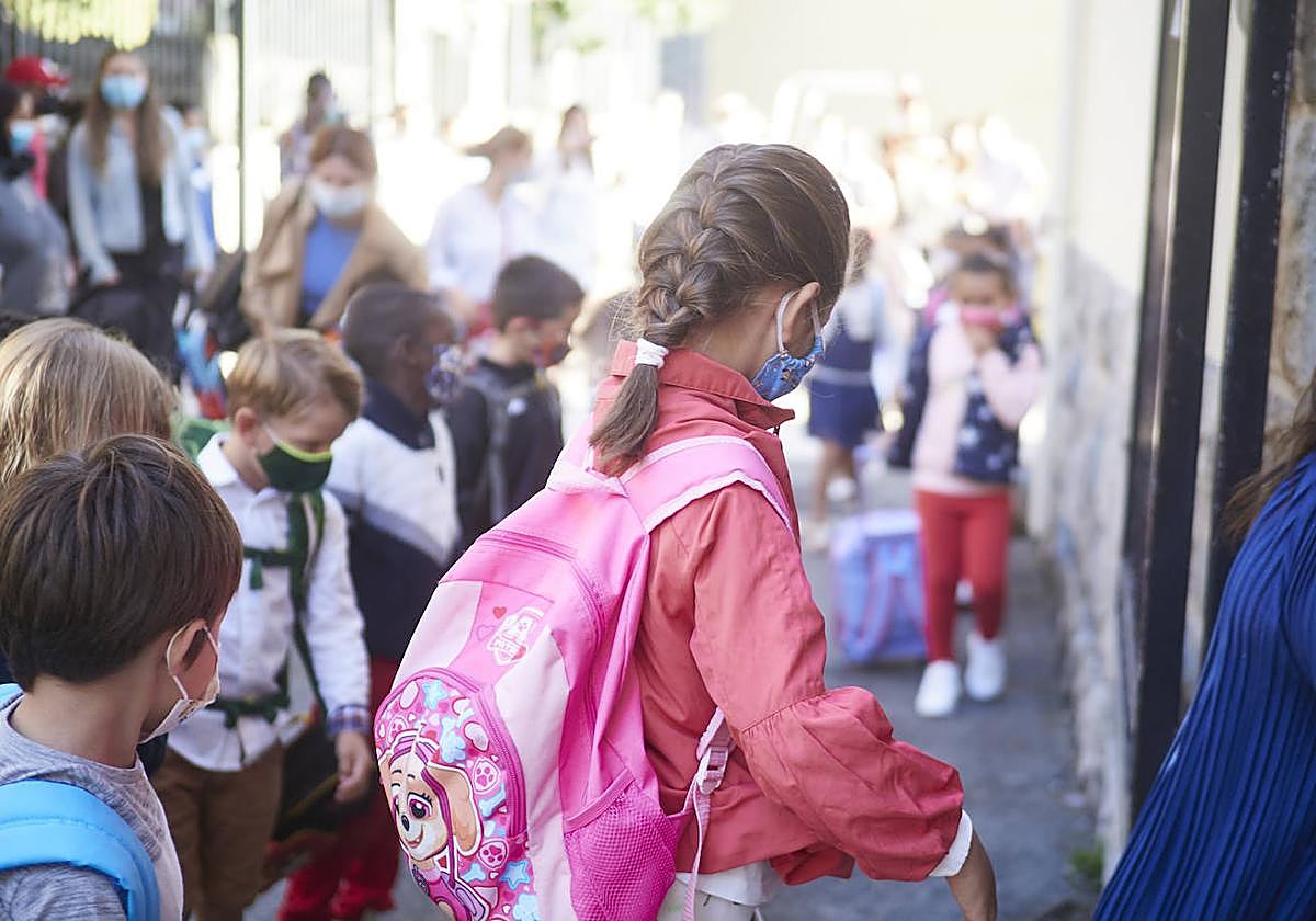 Una niña con mochila