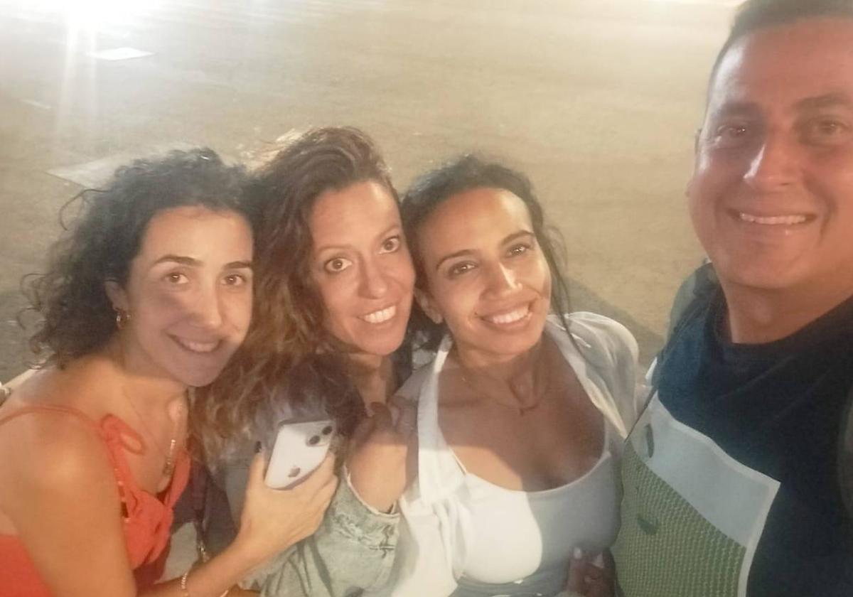 La pareja de Puebla de la Calzada junto a las dos amigas con las que habían viajado a Marruecos, anoche cuando llegaron a España.