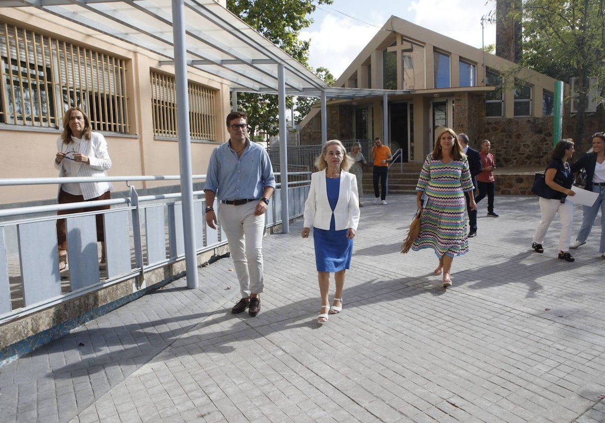 La consejera de Educación ha visitado esta mañana el colegio Dulce Chacón de Cáceres.