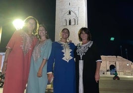 Charo Rodríguez, Rocío Herrera, Ana Herrera y Paqui Hinchado ante el minarete de la Kutubia, que se ha derrumbado.