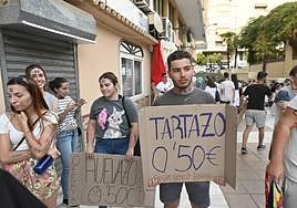 Imagen de archivo de las novatadas en la plaza Santa María de la Cabeza de Badajoz en un inicio de curso