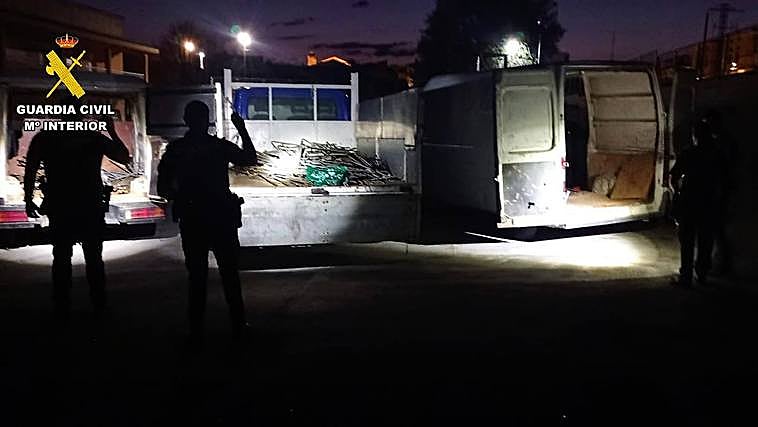 Furgonetas localizadas por la Guardia Civil en las que los ladrones cargaron el material.