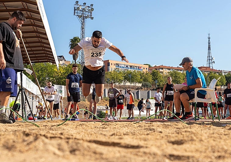 Uno de los opositores realiza el salto de longitud ante el tribunal del concurso.
