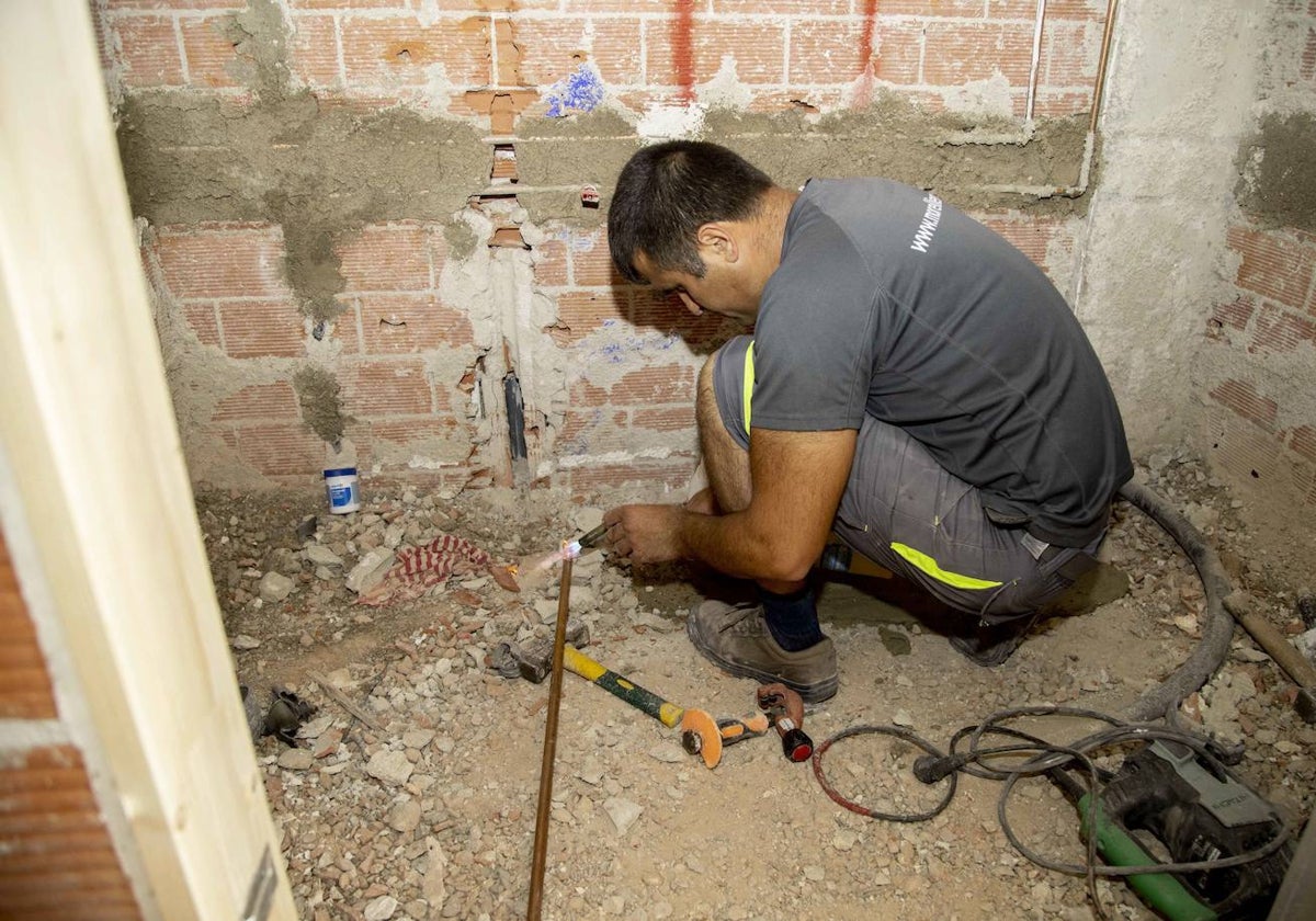 Un trabajador autónomo en una obra de una vivienda.