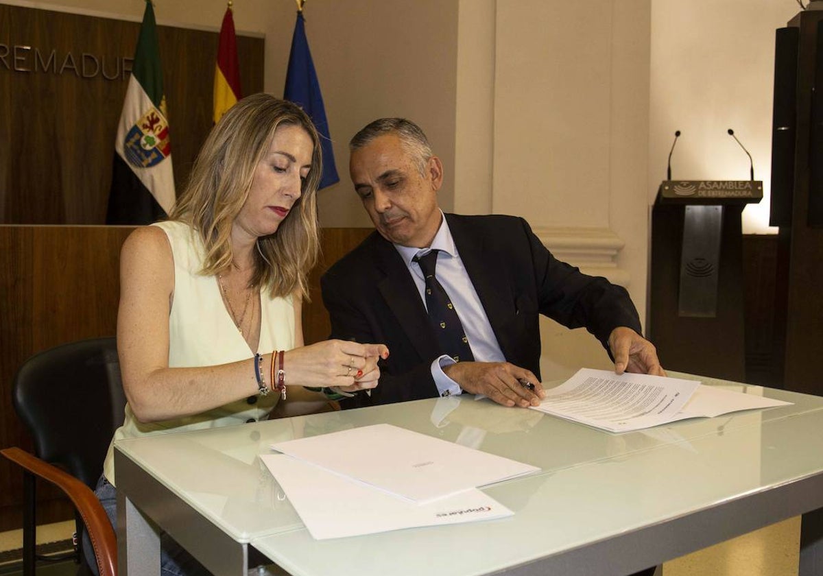 Firma del acuerdo de Gobierno entre María Guardiola, del PP, y Ángel Pelayo Gordillo, de Vox.