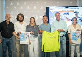 Responsables federativos y del club junto a las autoridades municipales en la presentación del Campeonato de Extremadura de pádel en Mérida.