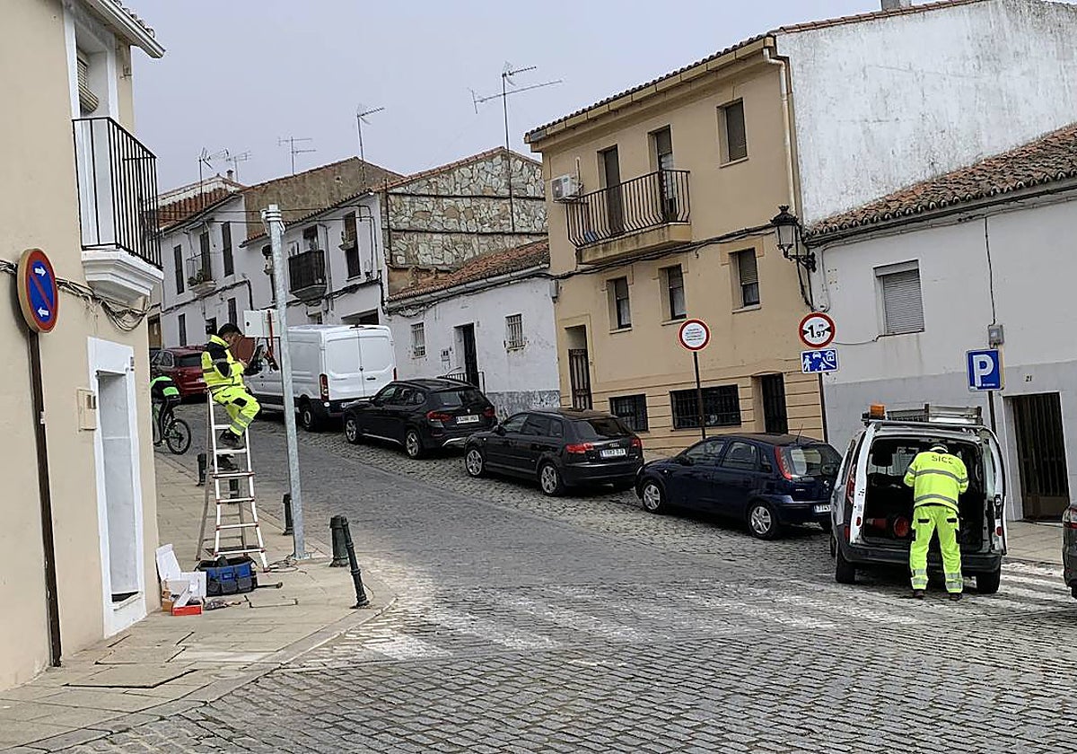 Instalación de las cámaras en la calle San Ildefonso a finales de 2022.
