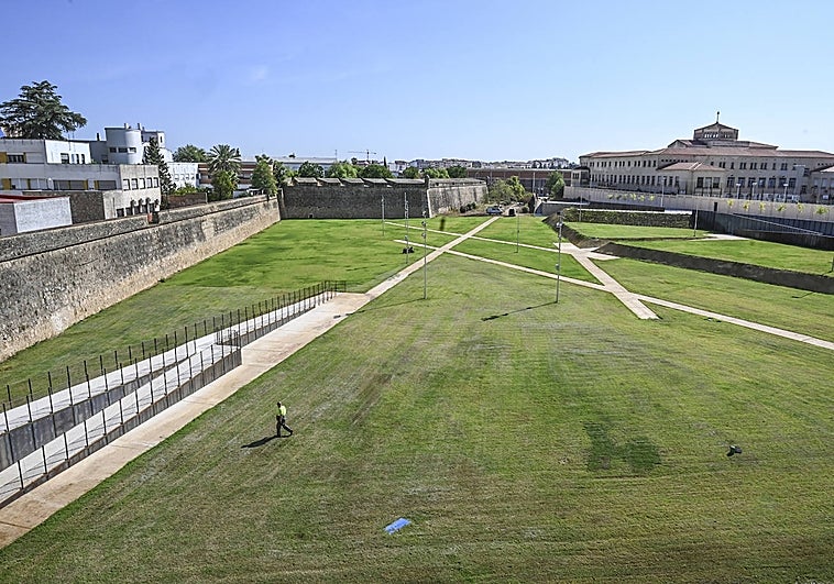 Corredor verde de la calle Stadium, con los paseos terminados y donde hay jardineros cuidando del césped.