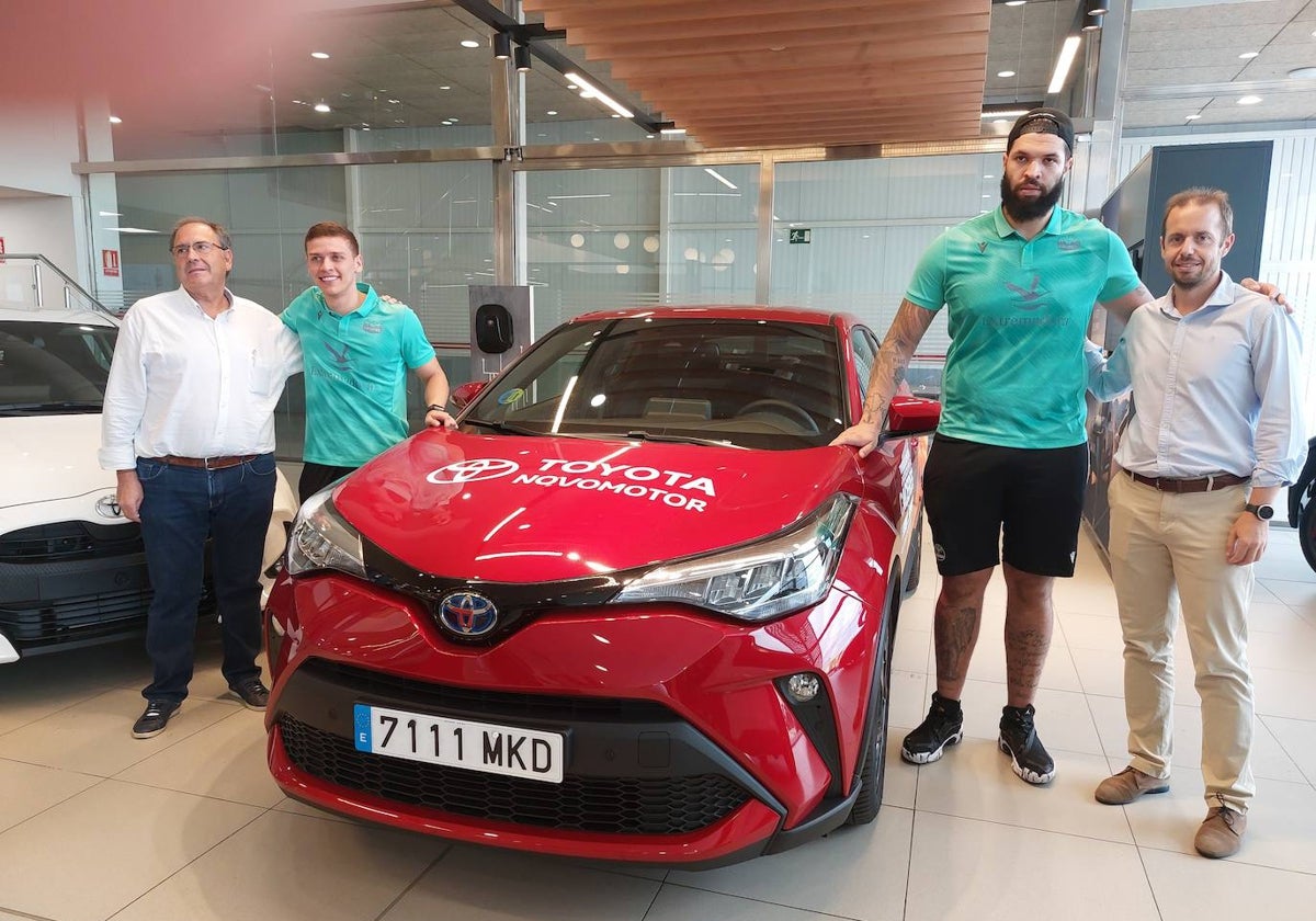 Hansel Atencia y Dikembe André, en su presentación junto al presidente José Manuel Sánchez y el representante de Toyota Novomotor.