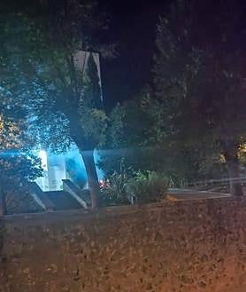 Imagen secundaria 2 - Entre los árboles puede verse el fuego y la columna de humo.