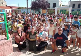 Estefanía Fernández con los alumnos del CEIP Hernando de Soto.