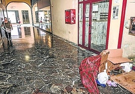 Enseres que dejan los sintecho en el pasaje.