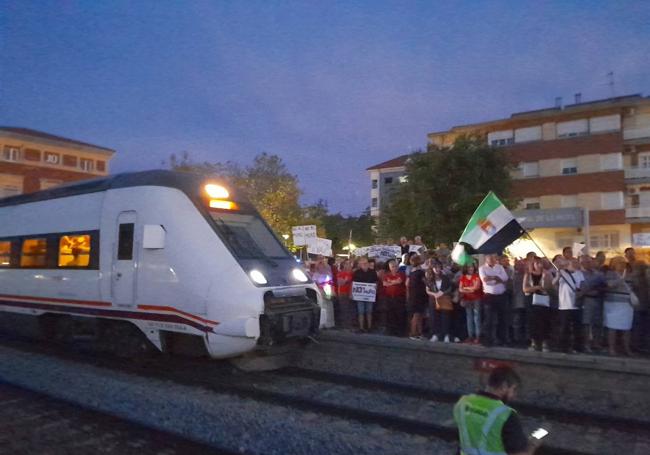 Tren de la línea Madrid-Cáceres detenido en Navalmoral por la protesta de la Plataforma No al Muro.