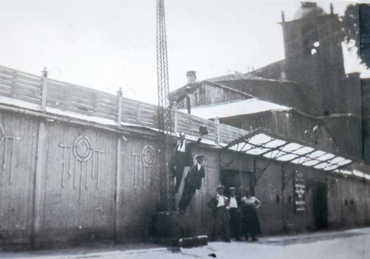 La barraca 'Gabriel y Galán' que hace un siglo ocupaba la zona ajardinada de la plaza de San Juan.