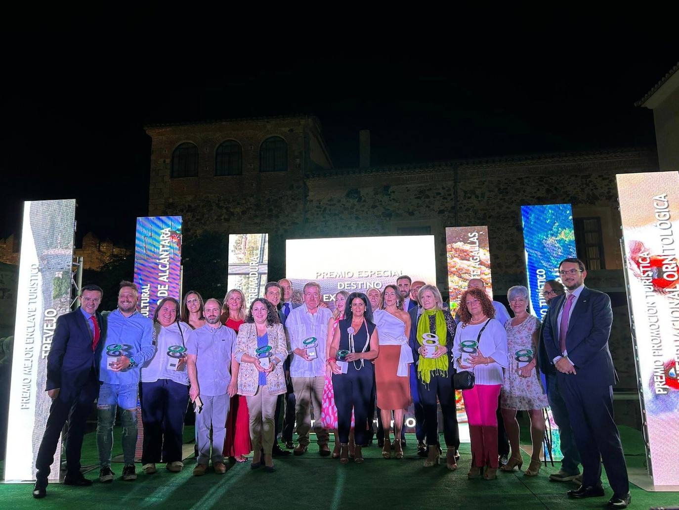 Premiados y autoridades en la séptima edición del certamen Gente Viajera de Onda Cero.