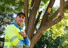 Rafael Ibáñez con uno de sus refugios para murciélagos en Castelar.