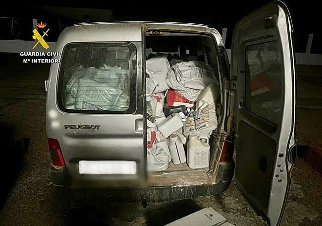 Furgoneta robada cargada con el material robado en la empresa de Madrigalejo.