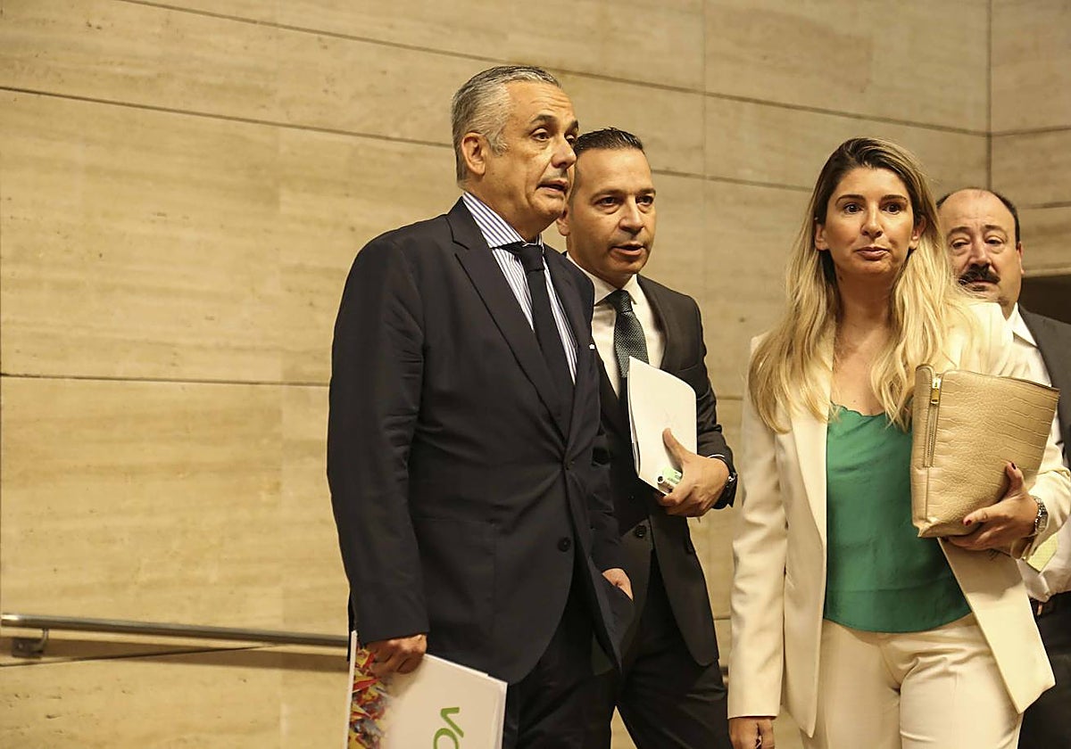 Diputados de Vox con la consejera Camino Limia en la Asamblea.