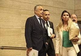 Diputados de Vox con la consejera Camino Limia en la Asamblea.