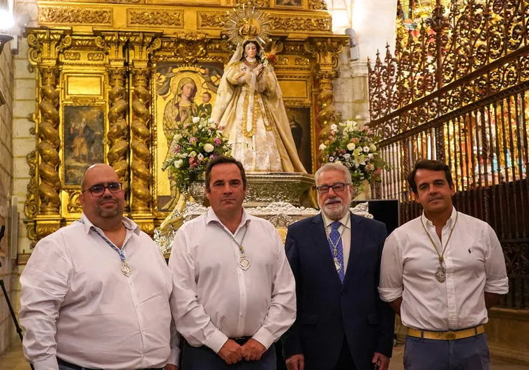 Juan Pablo Samino, Víctor Pinna, Gonzalo Robles y Javier Giralt, ante la Virgen de Bótoa con corona.